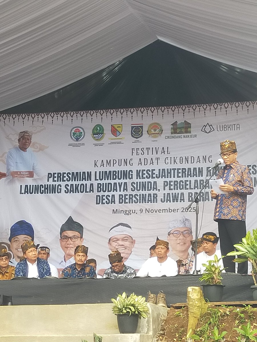 Menteri Yandri Susanto hadir di Festival Kampung Adat Cikondang, mendorong desa wisata dan lumbung pangan untuk kesejahteraan dan pemberantasan kemiskinan

#DesaWisataCikondang
#SaveLumbungPangan
#MenteriDesaDiCikondang

<a href="/prabowo/">Prabowo Subianto</a>
<a href="/YandriSusanto/">Yandri Susanto</a>
<a href="/ArizaPatria/">Ariza Patria</a>