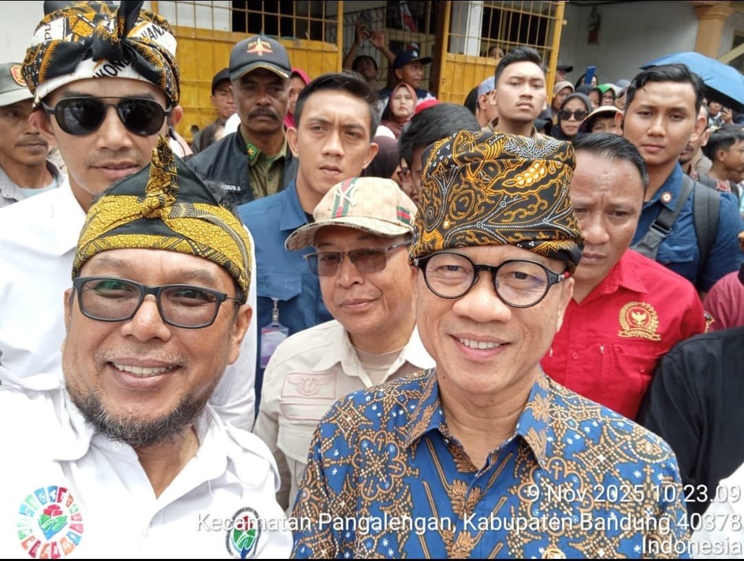 Wayne_erix's tweet photo. Menteri Yandri Susanto hadir di Festival Kampung Adat Cikondang, mendorong desa wisata dan lumbung pangan untuk kesejahteraan dan pemberantasan. Kemiskinan.

#DesaWisataCikondang
#SaveLumbungPangan
#MenteriDesaDiCikondang

@prabowo
@YandriSusanto
@ArizaPatria https://t.co/5f8pAUlGjM