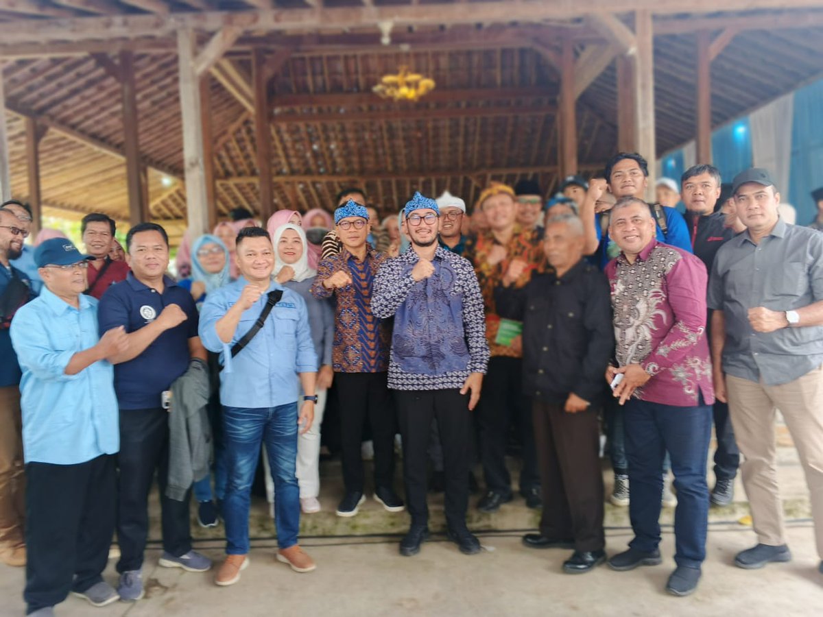 MuhammadSaddan6's tweet photo. Menteri @YandriSusanto hadir di Festival Kampung Adat Cikondang, mendorong desa wisata dan lumbung pangan untuk kesejahteraan dan pemberantasan. Kemiskinan.

#DesaWisataCikondang
#SaveLumbungPangan
#MenteriDesaDiCikondang 
@prabowo
@ArizaPatria https://t.co/DxahM1p1pe