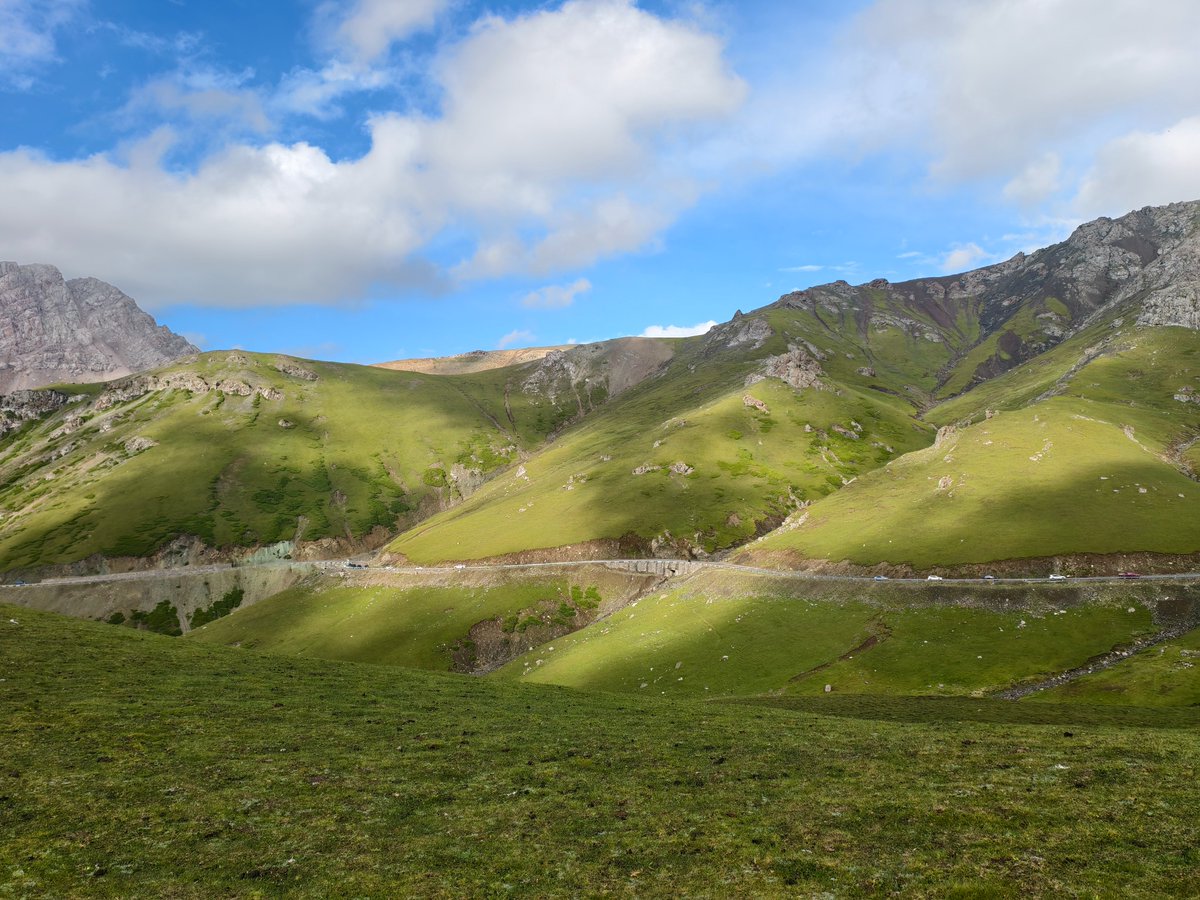 manateelazycat's tweet image. 还是我上周说的，现代的父母，努力赚钱不要鸡娃，鸡自己

现代中国的教育已经畸形了
1. 课本造螺丝，作业造航母
2.集体私下补课，家长会老师鼓励补课
3.作业太难，然后集体焦虑…