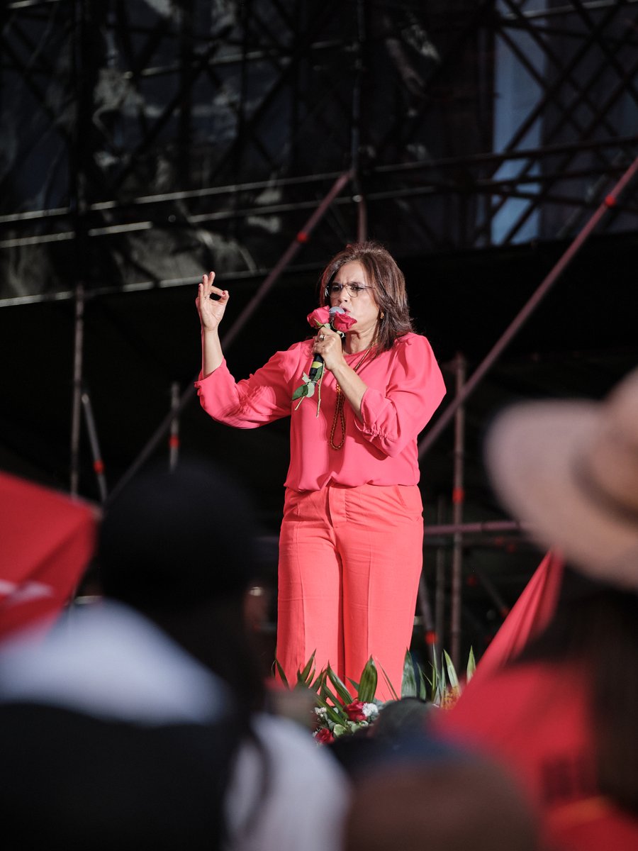 TitoLinux84's tweet image. ¡Histórica movilización en Tegucigalpa! Miles inundaron el Estadio Chochi Sosa respaldando a @RixiMoncada. Su mensaje fue contundente: el pueblo vigilará cada voto el 30N y no permitirá fraude. &quot;Triunfarán el pueblo de Honduras y su dignidad en las urnas&quot; 💪🇭🇳 #Honduras2025…