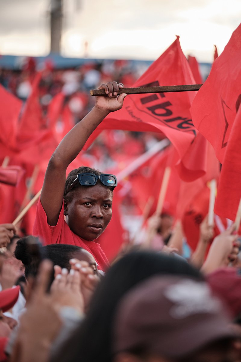 TitoLinux84's tweet image. ¡Histórica movilización en Tegucigalpa! Miles inundaron el Estadio Chochi Sosa respaldando a @RixiMoncada. Su mensaje fue contundente: el pueblo vigilará cada voto el 30N y no permitirá fraude. &quot;Triunfarán el pueblo de Honduras y su dignidad en las urnas&quot; 💪🇭🇳 #Honduras2025…