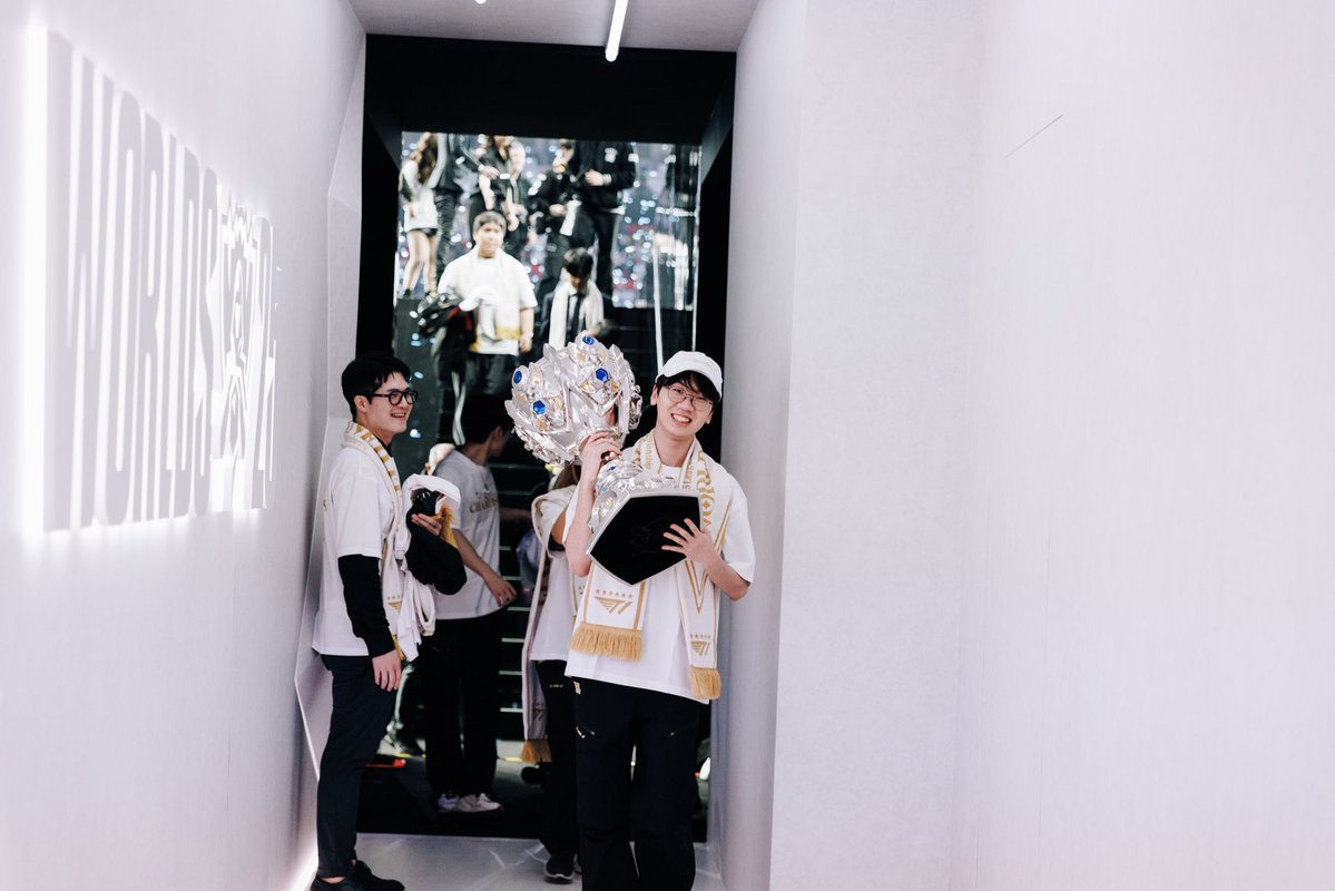 christinaoh21's tweet image. grateful to have had the opportunity to shoot for @lolesports as part of their photog team for this year&apos;s worlds finals✨ congratulations to @T1LoL and GGWP to @KTRolster_tw 🫶