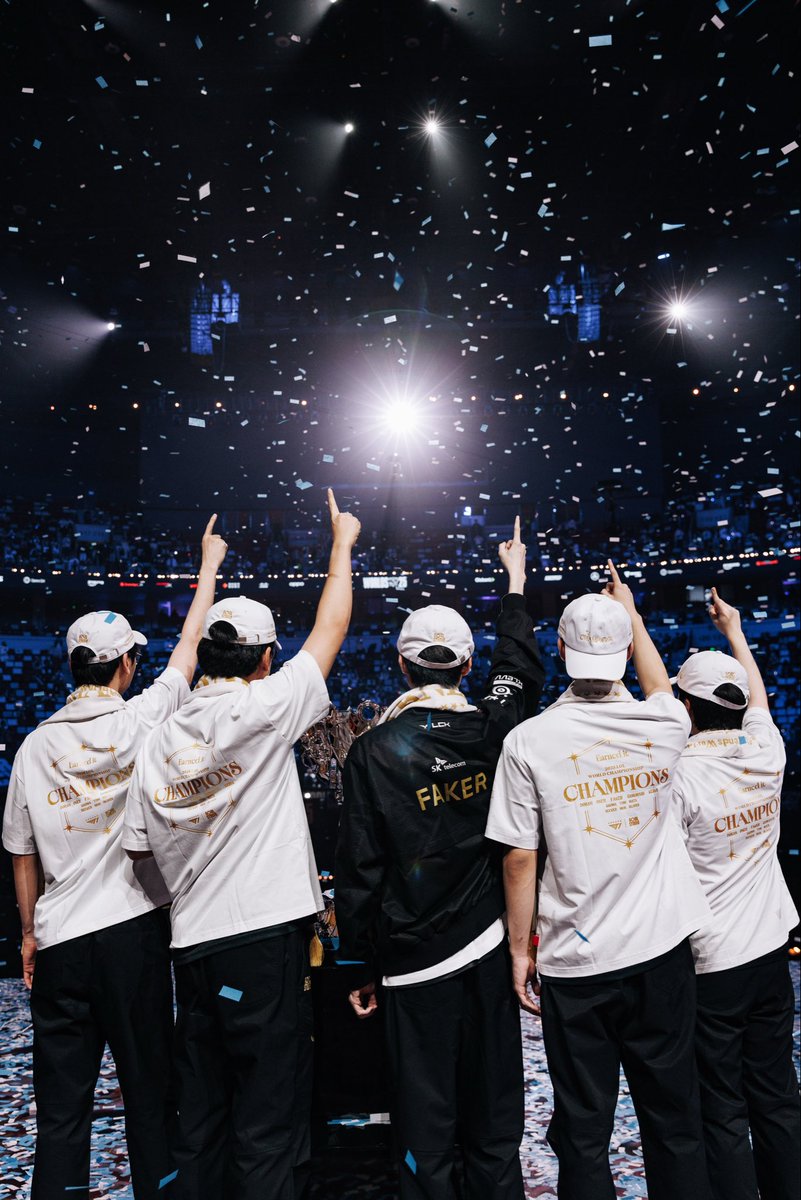 christinaoh21's tweet image. grateful to have had the opportunity to shoot for @lolesports as part of their photog team for this year&apos;s worlds finals✨ congratulations to @T1LoL and GGWP to @KTRolster_tw 🫶