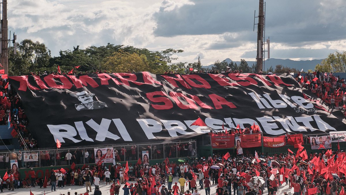 TitoLinux84's tweet image. ¡Histórica movilización en Tegucigalpa! Miles inundaron el Estadio Chochi Sosa respaldando a @RixiMoncada. Su mensaje fue contundente: el pueblo vigilará cada voto el 30N y no permitirá fraude. &quot;Triunfarán el pueblo de Honduras y su dignidad en las urnas&quot; 💪🇭🇳 #Honduras2025…