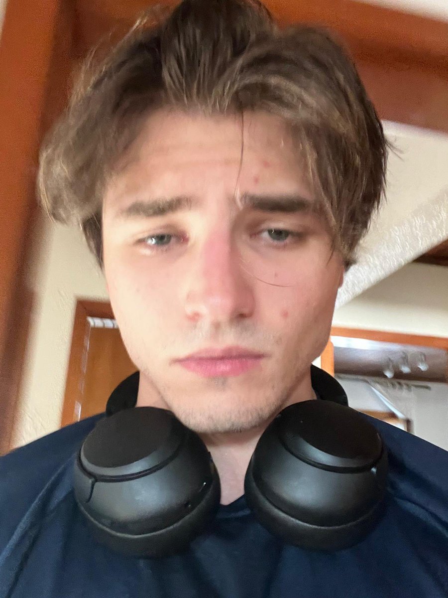 ren_0767's tweet image. Comecei a usar o X ontem, sou praticamente um inocente…