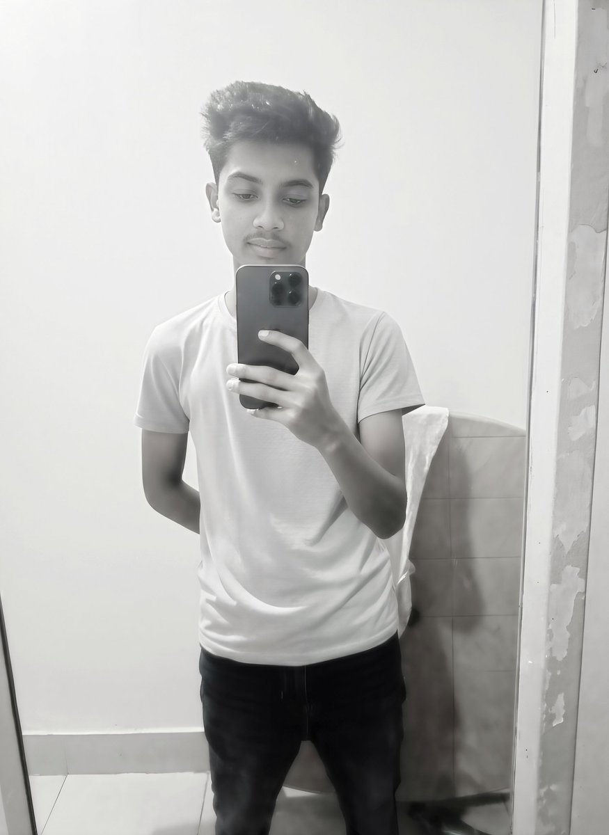 itzsakib05's tweet image. আয়নায় যে মানুষটিকে দেখতে পাই তাকে আমি ঠকিয়েছি অসংখ্য বার। জোর করে অনদের সিদ্ধান্ত চাপিয়ে দিয়েছি, মেনে নিতে বাধ্য করেছি।
অনেক সময় সে হাপিয়ে গেছে, অসহায় হয়ে আমার দিকে তাকিয়েছে, আমি বুজিনি.! তার কথা একবার ও ভাবি নি মেনে নেই জগতের সমস্ত দুঃখ কষ্ট যেনো সে সইতে পারে।