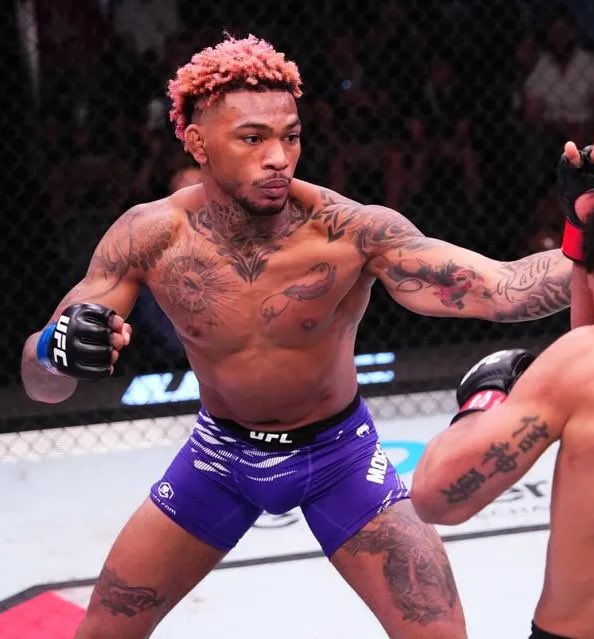 Desperatetimez1's tweet photo. 💥2u Morales (+110)💥

Morales’ striking prowess is a much wider gap compared to Brady’s grappling upside imo. Morales is HUGE for the division, very strong in the clinch and has good defensive grappling. Though Brady’s striking is improved, he’s still there to be hit too easily https://t.co/yAeNW8GQ7A