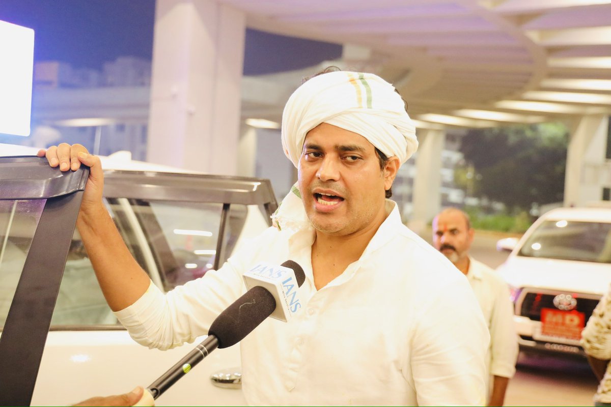 ShayarImran's tweet image. जलाने वाले जलाते ही हैं चराग़ आख़िर
ये क्या कहा कि हवा तेज़ है ज़माने की।
-जमील मज़हरी