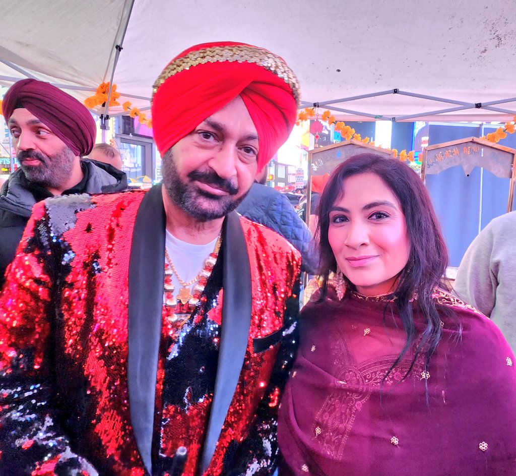 MariamSinghMD's tweet image. 🔥Diwali at Times Square!!! Malkit Paaji set the stage on fire tonight with his bhangra barrage and turned the Crossroads of the World into a massive dance floor @DiwaliTS #timessquare #Diwali2025 🪔 #Desi #SouthAsian #NYC