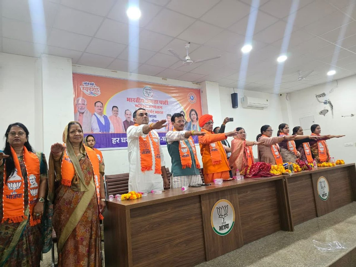 स्वदेशी को अधिकाधिक प्रोत्साहन देने का सामूहिक संकल्प,
आत्मनिर्भर भारत विषय पर महिला सम्मेलन के दौरान।