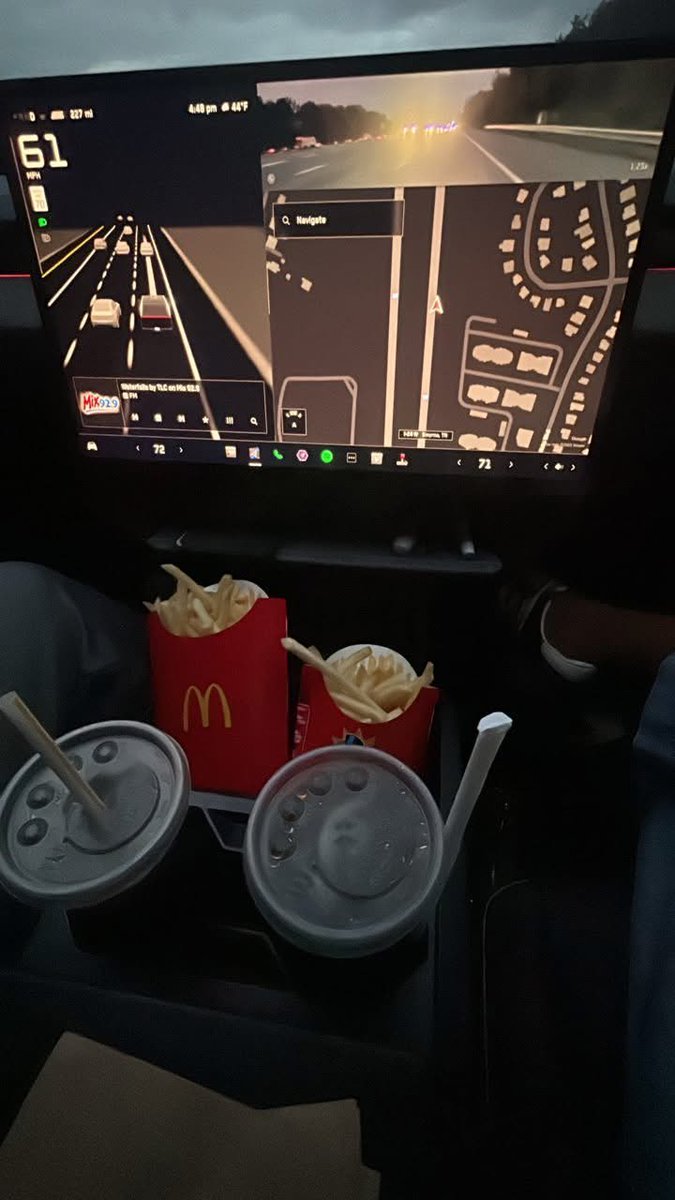 mahkus's tweet photo. Put your phone in the wireless charger and it'll keep your fries warm! https://t.co/PHZtKyJjXj