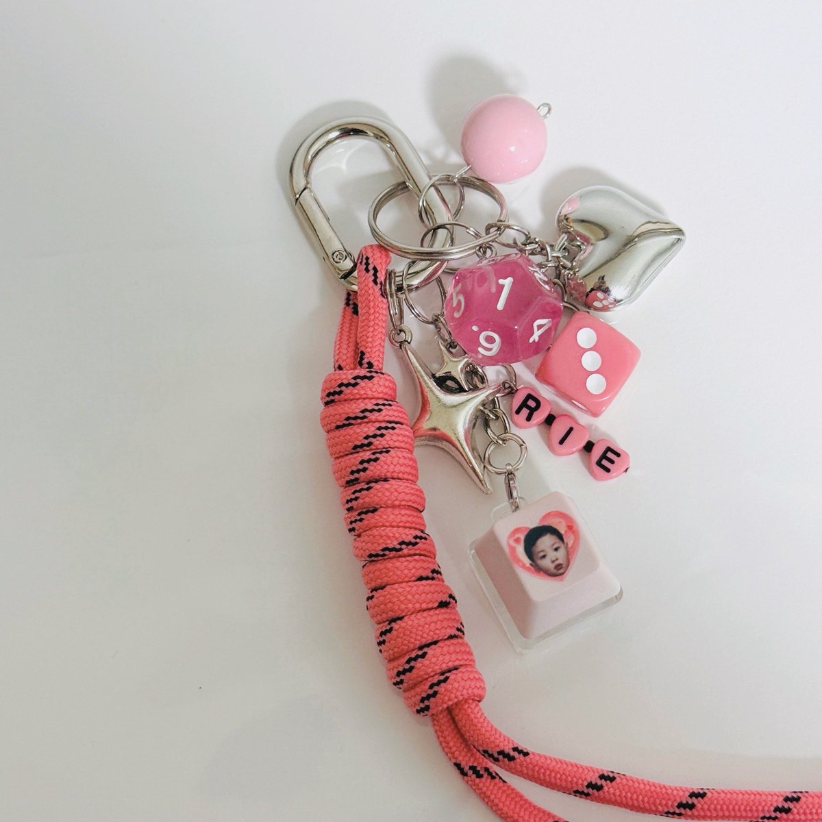 키캡을 톡! 누르면 리에가 떠오르는 마법🎀

늦었지만 리에의 생일을 축하하며,
아기 리에 얼굴이 담긴 핑크 키캡 키링 나눔합니다💗

💌 리트윗해주신 분들 중 추첨을 통해 총 2분께 드려요(~11월 16일까지)
📦 한국 주소로만 배송 가능합니다

#리에 #rie #이성호 #OnlyOneOf