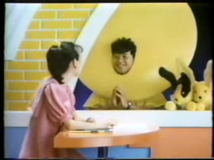 生理ナプキンのCMは女性が出演するものだったけど…。これは気持ち悪かったな。「お月さんでーす」「遅れてゴメン」って言ってるの。生理の擬人化、鶴瓶でやるなよ気色悪いw mtbrs.net/ps_natsukashi_…