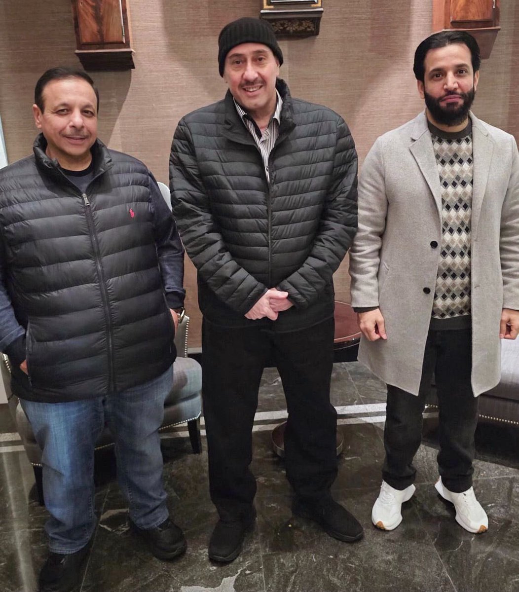 رفقة طيبة مع الاخوين الغاليين دبوس الفيصل الغانم الدبوس (ابوفيصل) ود. أحمد مشعان سبيت القشعان (ابوفهد) في مدينة بوسطن بالولايات المتحدة الامريكية وسلامي وتحياتي لكم جميعاً