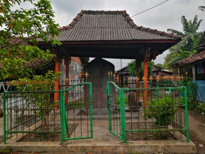 motherlander's tweet photo. Selang sehari kemudian, Mahārāja Airlangga memulai pemerintahan baru dengan damai di Kahuripan, dan menyatakan dirinya sebagai ratu cakrawartti (penguasa dunia) serta menerbitkan Prasasti Kamalagyan (11 November 1037)

Sambandha atau alasan diterbitkan prasasti ini utamanya untuk mengatasi permasalahan banjir tahunan bengawan Brantas yang mengganggu sawah-sawah rakyat, tambak milik raja, para sīma dan kelompok agama kalang, tempat-tempat keagamaan (kalagyan), komunitas jumput, biara-biara (wihāra), balai-balai keagamaan (śāla), bangunan suci leluhur (kamulān), tempat-tempat suci arwah nenek moyang (parhyaṅan) dan pertapaan-pertapaan (parapatapān), yang paling utama di antara mereka yang terkena dampak adalah bangunan suci keagamaan di Surapura, yang disebut Içanabhawana. Dalam Prasasti Pucangan Jawa Kuno juga disebutkan bahwa setelah dilantik sebagai raja, Airlangga pernah mendirikan arca leluhurnya yang didharmmakan di Içanabajra (Pu Siṇḍok).

Atas kemurahan hati raja untuk kebaikan bersama dengan membangun bendung utama (dawuhan) di Waringin Sapta dan tanggul terkait (tambak) serta menetapkan status sīma kepada desa pengelola bendung diharapkan dapat memulihkan sawah-sawah pertanian dan memperlancar angkutan barang dagang dari wilayah hulu ke hilir di pelabuhan Hujung Galuh.

Di sini kerajaan berperan dalam pemberdayaan masyarakat untuk bersama-sama secara bergotong-royong membangun dan memelihara bendung Waringin Sapta mengatasi masalah bencana alam dan meningkatkan perekonomian kerajaan.