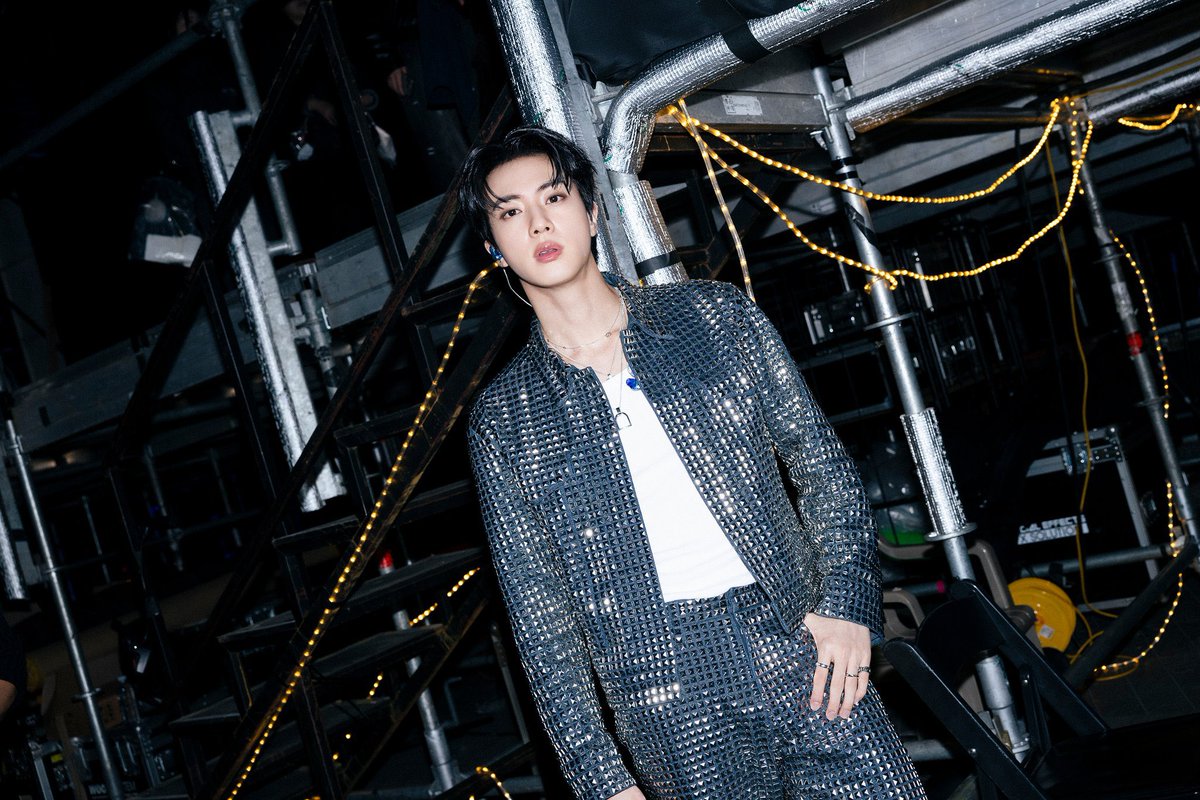 chantel_yip's tweet image. I’m voting #Jin for #2025MAMAVOTE