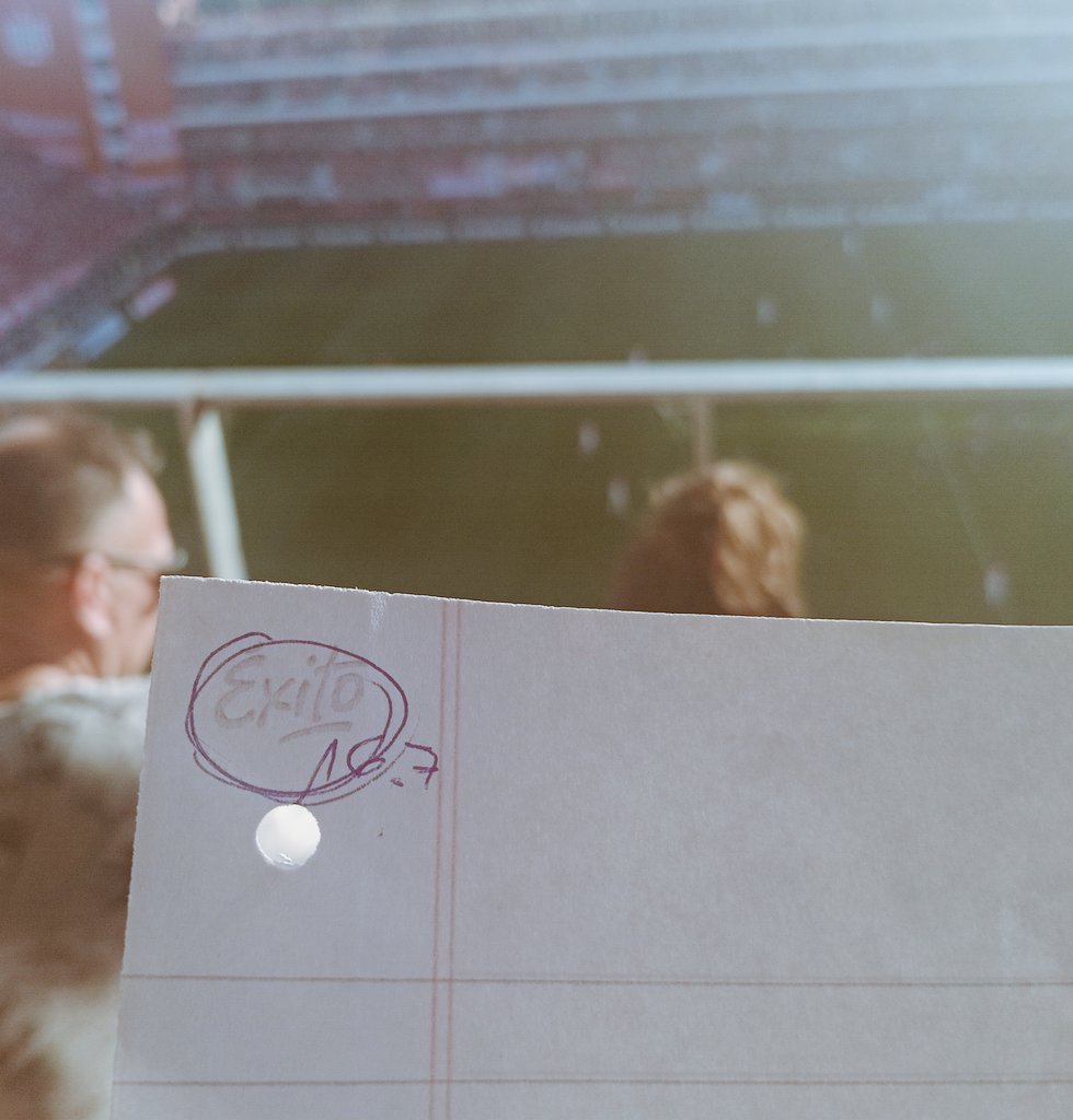 Hace una semana exactamente en La Plata encontré esta hoja en el entretiempo de Boca vs Estudiantes. Puse esos 2 números. Los golpeadores tanto de ese partido como el de esta tarde en La Bombonera. Éxito!!! Salute!