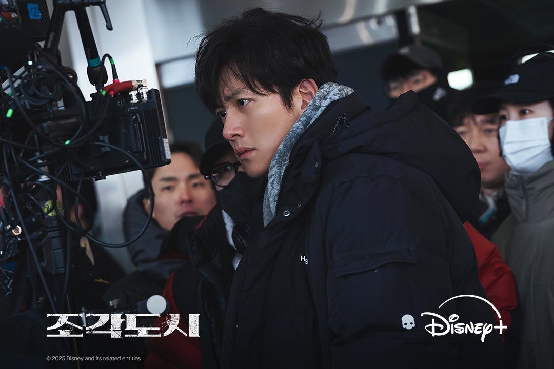 《조각도시》 박태중 역의 지창욱이 카메라를 바라보며 체크하는 현장 비하인드