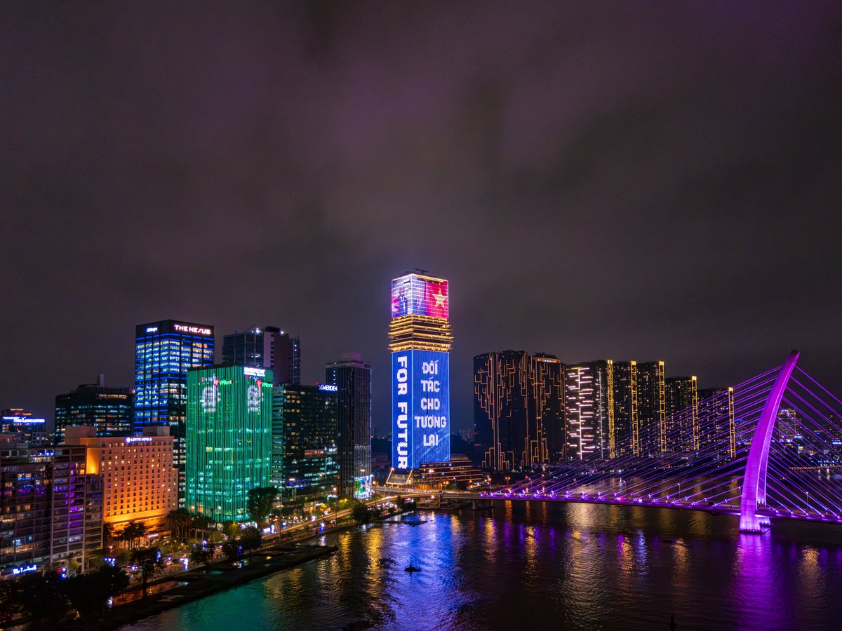 UKinVietnam's tweet image. 🇬🇧✨🇻🇳 Saigon Marina IFC Tower lights up to celebrate the UK–Viet Nam’s Comprehensive Strategic Partnership.
📅 6–13 Nov
⏰ 6pm–12am

Don’t miss the opportunity to take photos by the waterfront!

#CSP #SaigonMarinaIFC