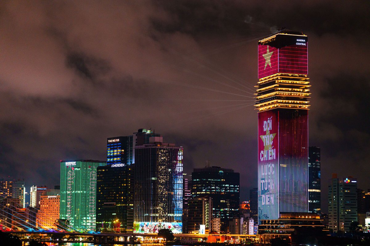 UKinVietnam's tweet image. 🇬🇧✨🇻🇳 Saigon Marina IFC Tower lights up to celebrate the UK–Viet Nam’s Comprehensive Strategic Partnership.
📅 6–13 Nov
⏰ 6pm–12am

Don’t miss the opportunity to take photos by the waterfront!

#CSP #SaigonMarinaIFC
