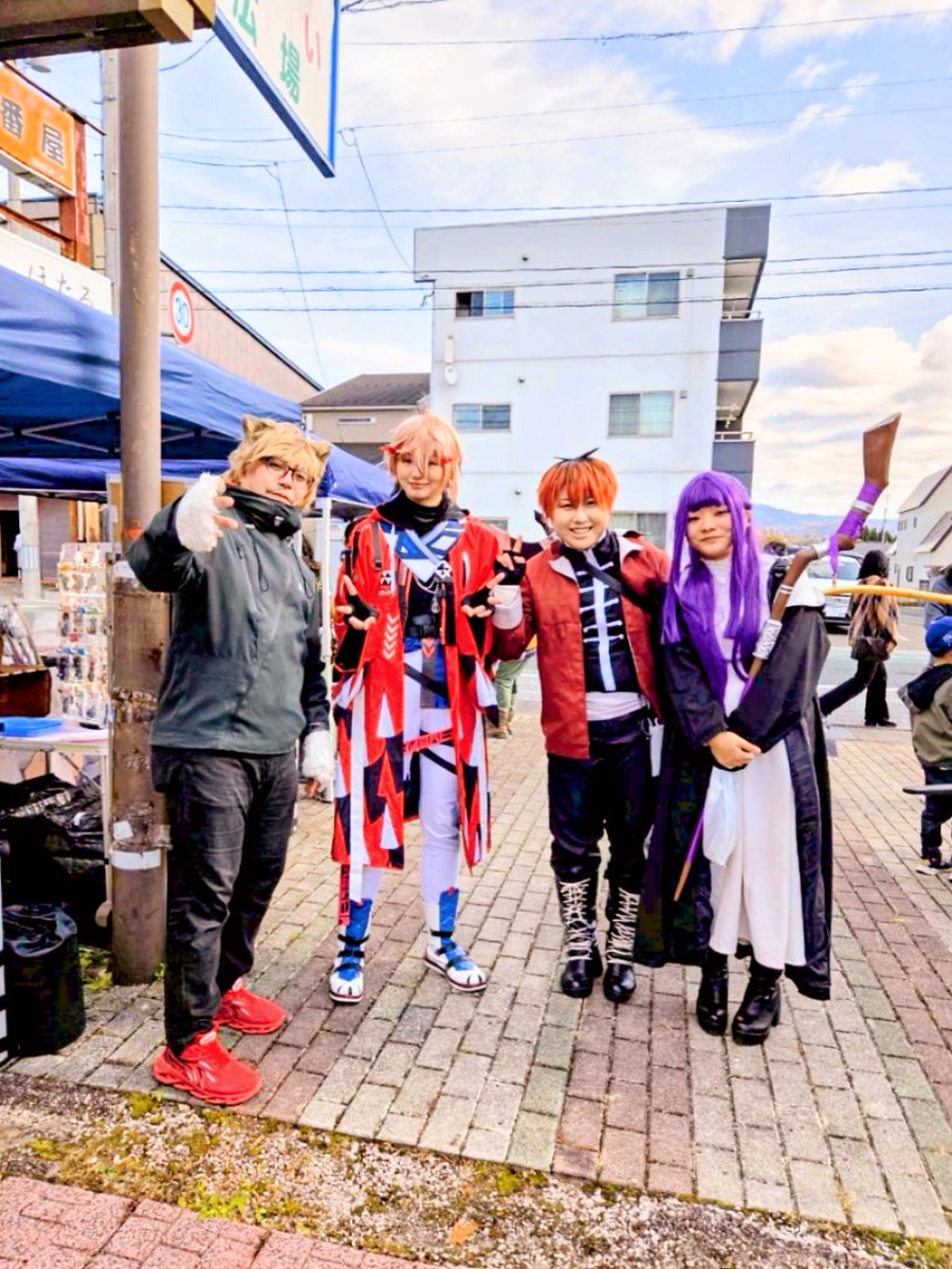 abecchifc178's tweet photo. 紫波町の #日詰さんさん朝市 では紫波町をPRし広めてくれる #しわりり さん達をはじめ朝市の会場を見たり食べたりして楽しんでくれるコスプレイヤーさん達がいますニャ✨
他ではなかなかない朝市だと思います😺
※歩行者天国ではない為、ルール・マナー等守りながらコスプレをして商店街歩いてます。 https://t.co/q48jR6YjiC