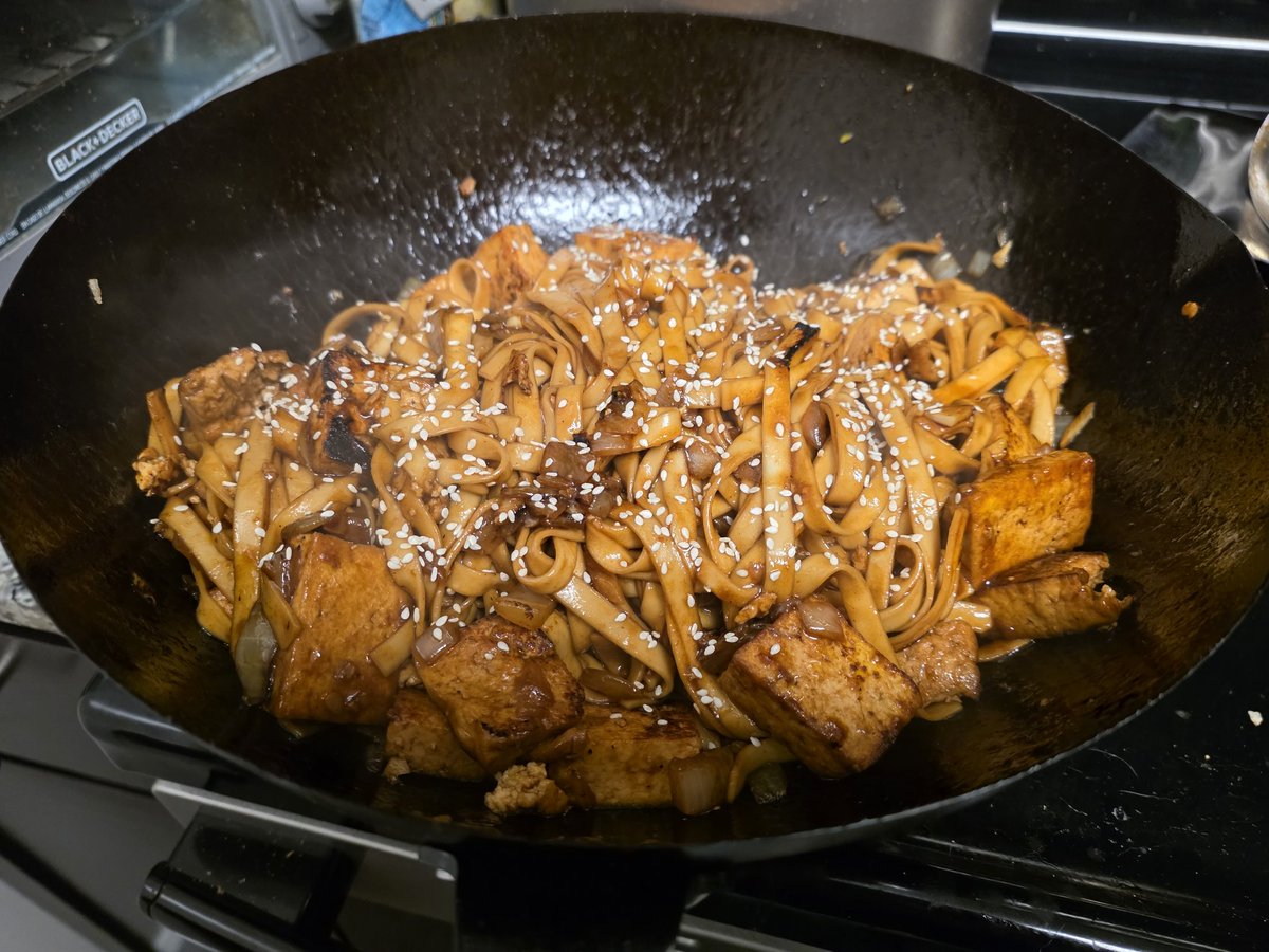 fight_nerdy's tweet image. Yours truly made sesame tofu and noodles. Been awhile since I made a huge meal prep dish like this. Had to break out the wok, but everything is super tasty.

#vegan #tofu #homecooked