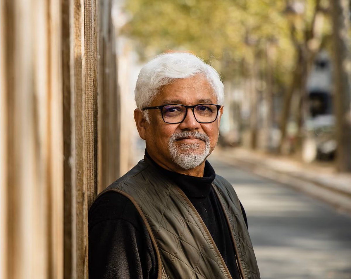 Sampan_Travel's tweet image. @GhoshAmitav is writing for readers yet unborn - 
his new manuscript will stay sealed until 2114, as part of the #FutureLibrary. 

A project where forests, patience, and storytelling intertwine.

theguardian.com/books/2025/aug…