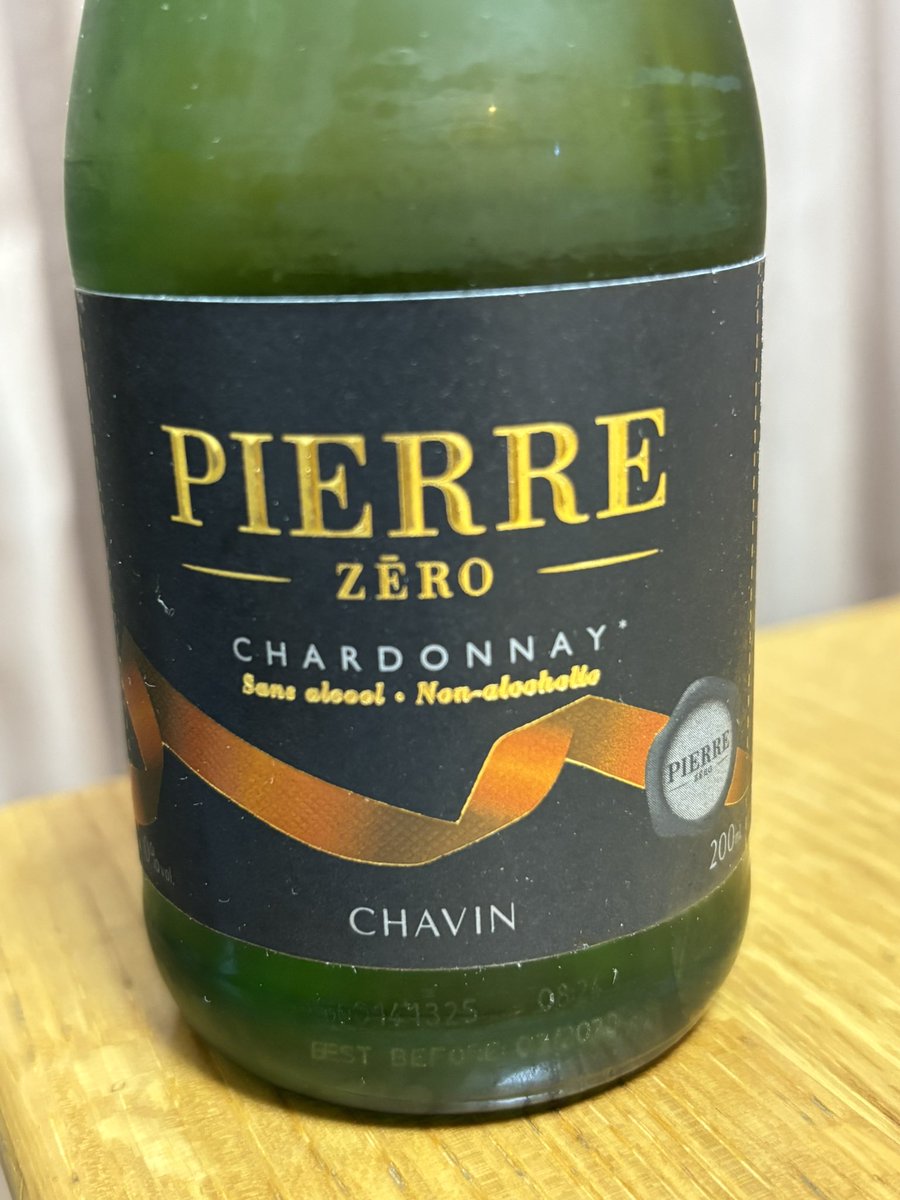 kouwein's tweet photo. 「PIERRE ZÉRO（ピエール・ゼロ） シャルドネ」 というフランス産のノンアルコールワイン

色合いは、淡いレモンイエロー。
香りは青リンゴ、洋ナシ、白い花、レモンピールのような爽やかなアロマが広がります。
軽やかな酸味とほんのりとした甘みがバランスよく、シャルドネらしい印象です。 https://t.co/08N582HciK