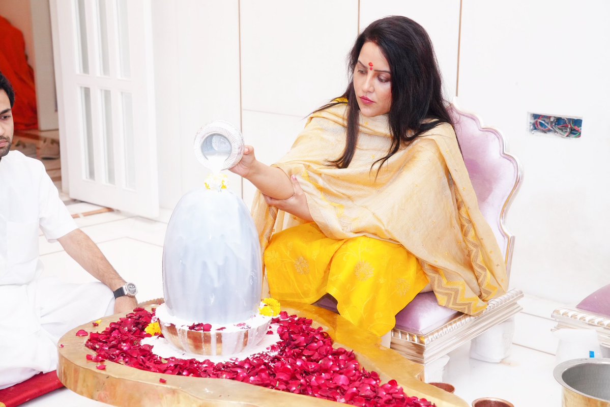 fadnavis_amruta's tweet image. रुद्राभिषेक हर हर महादेव !

Har Har Mahadev !

#Mahadev #mahadev #HarHarMahadevॐ 
#HarHarMahadevॐ