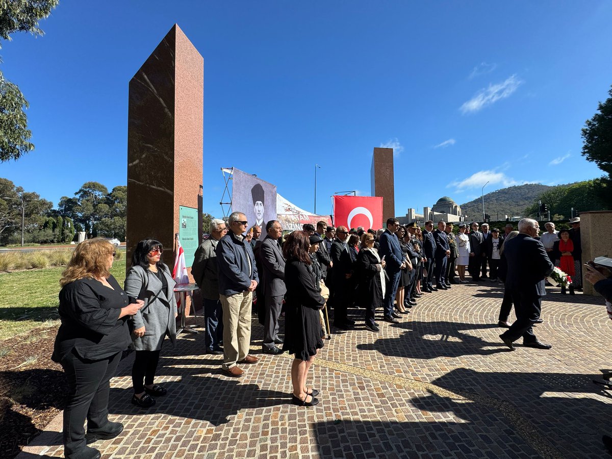 Büyük Önderimiz Mustafa Kemal Atatürk’ü ebediyete intikalinin 87. yıldönümünde, Avustralya’nın farklı bölgelerinden gelen vatandaşlarımızın katılımıyla Kanberra’daki Atatürk Anıtı'nda düzenlenen törende minnet ve saygıyla andık.