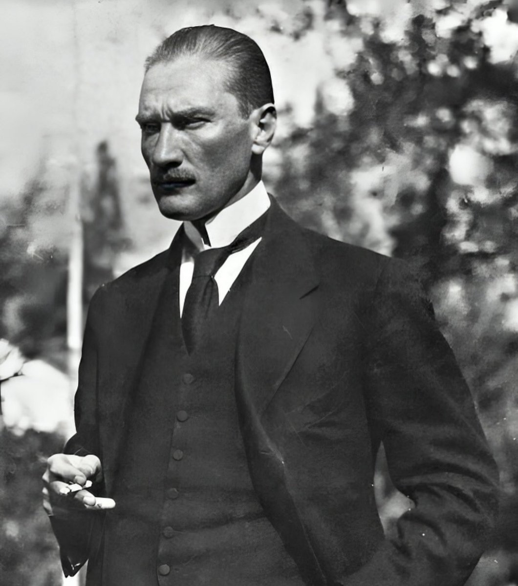 Sevgi, saygı, özlem ve minnetle yolundayız. 
#Atatürk #10Kasım