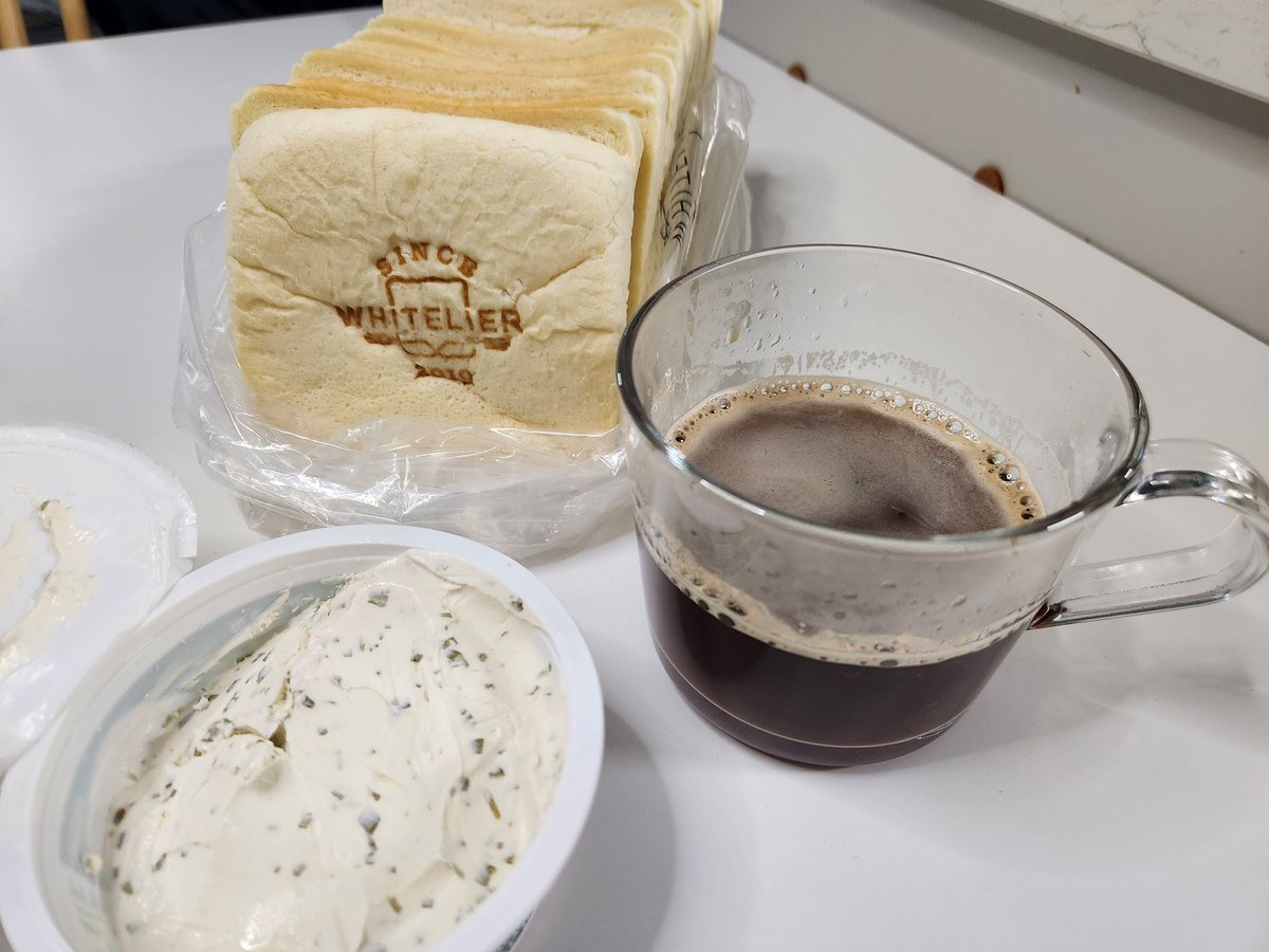 화이트리에 식빵🍞
완전 완전 내 취향저격 ㅋㅋㅋ
폭신 쫄깃 촉촉 😋
빵만 먹어도 너무 맛있어요~
따뜻한 커피랑 먹으니까 식빵 하나 통째로 사라지는건
시간 문제겠더라고요 ㅎㅎㅎ 
이쯤에서 자제를….. 🥲
(고마워 잘 먹었어🧡)
아까 잠깐 나갔다 왔는데 진짜 춥더라고요
아직 코도 맹맹하고 감기가