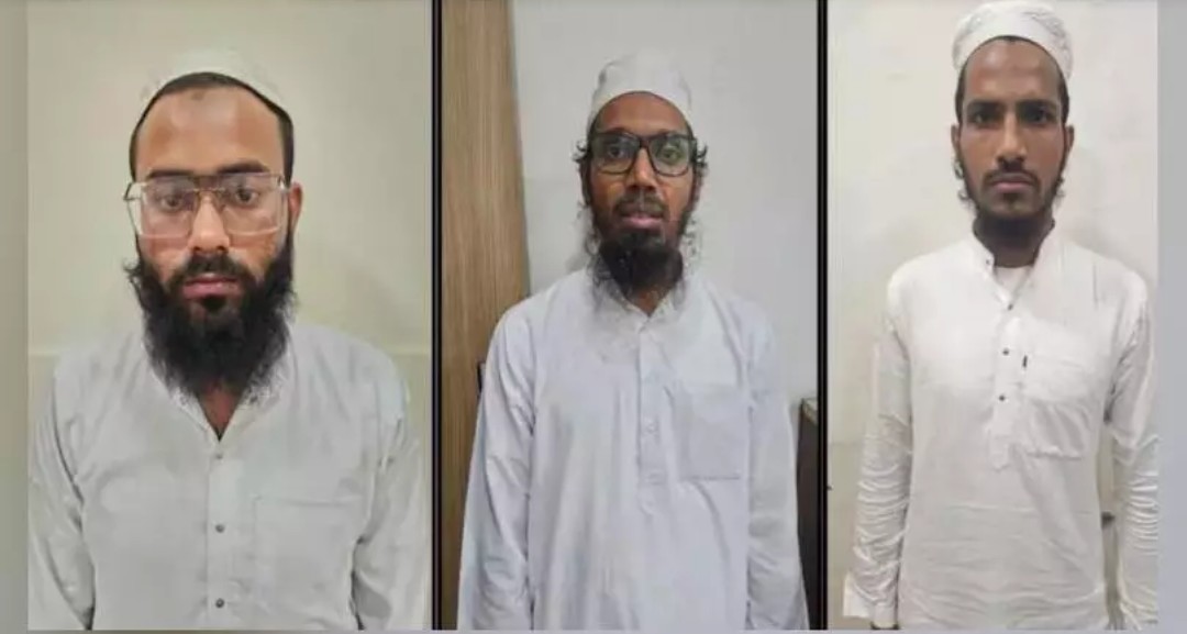 <a href="/MrSinha_/">Mr Sinha</a> घातक पॉइज़न अटैक की प्लानिंग बना रहा था गुजरात में अरेस्ट हुआ ISIS से जुड़ा डॉक्टर

ISIS-खुरासान से संबंधों के आरोप में गुजरात में गिरफ्तार किए गए तीन लोगों में हैदराबाद का एक डॉक्टर भी शामिल है। डॉक्टर अहमद मोहियुद्दीन सैयद और उनके सहयोगी कथित तौर पर रिसिन नामक एक घातक ज़हर