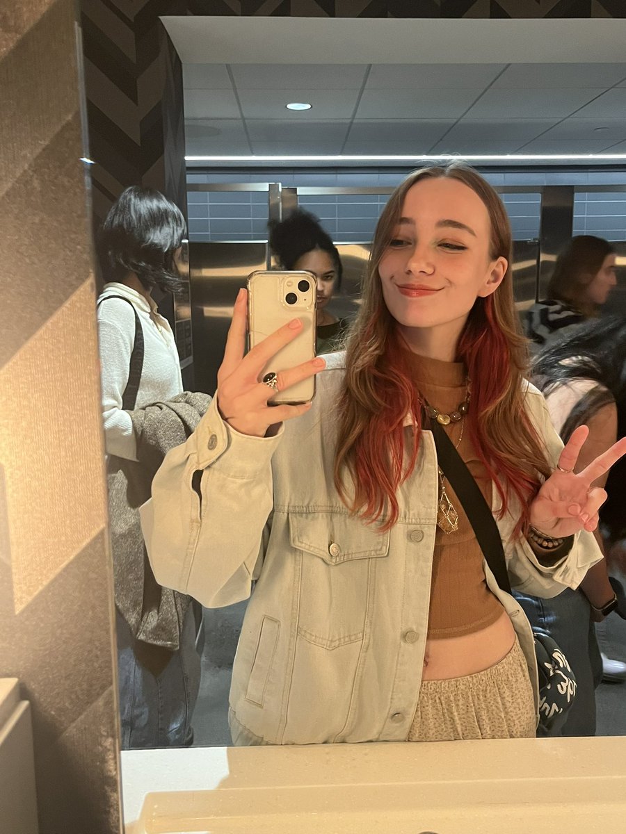 gontaluvsbugss's tweet photo. introduction since i’m new here :3

🐝 20 yo chapstick lesbian, 05
⭐️community college student
🪐i’ve been watching dnp since 2014, had a dnptwt back in 2016 but it got deleted ;-;
🌼 i love the color yellow, perks of being a wallflower, adrianne lenker, fnaf, acnh, and hiking! https://t.co/g0jOG0HBFj