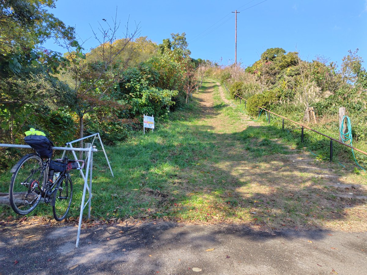Goushou_S's tweet photo. ドングリだらけの坂を登って積善山の山頂へ紅葉🍁と秋空が美しい
360°パノラマで絶景です
しまなみ海道だけではなくでゆめしま海道まできた甲斐がありました
#岩城島
#積善山 https://t.co/oHWDRAQQEW