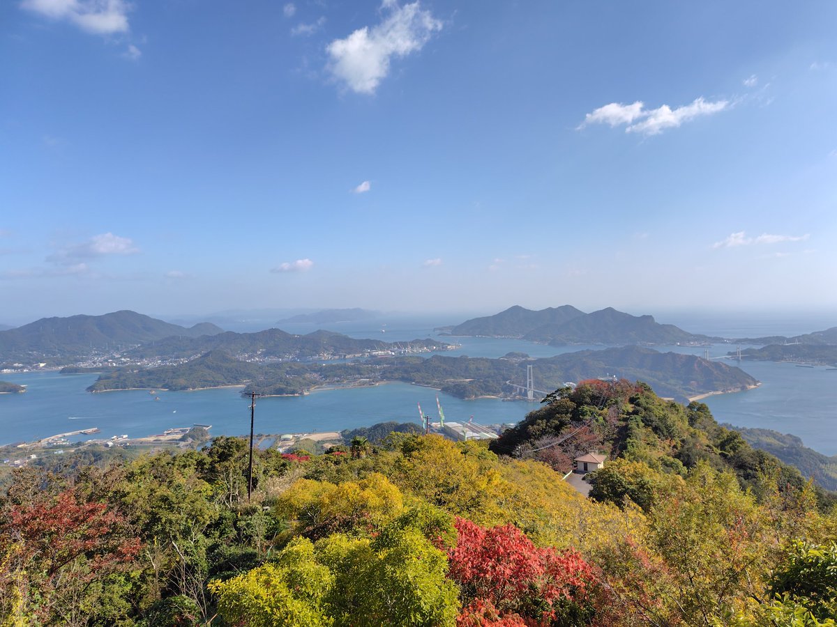Goushou_S's tweet photo. ドングリだらけの坂を登って積善山の山頂へ紅葉🍁と秋空が美しい
360°パノラマで絶景です
しまなみ海道だけではなくでゆめしま海道まできた甲斐がありました
#岩城島
#積善山 https://t.co/oHWDRAQQEW