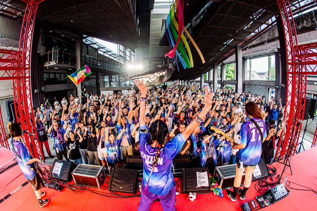 PiscoBand's tweet photo. 一週間のうちに台中で二度もライブができてうれしい！

台中が大好き！特にこの虹色のプライドにあふれるシーンが本当に素敵で、出会ったすべての美しい魂が大好きです。

皆さんがいることで、この世界はもっとカラフルで輝いています。 https://t.co/BjR1xrKFLe