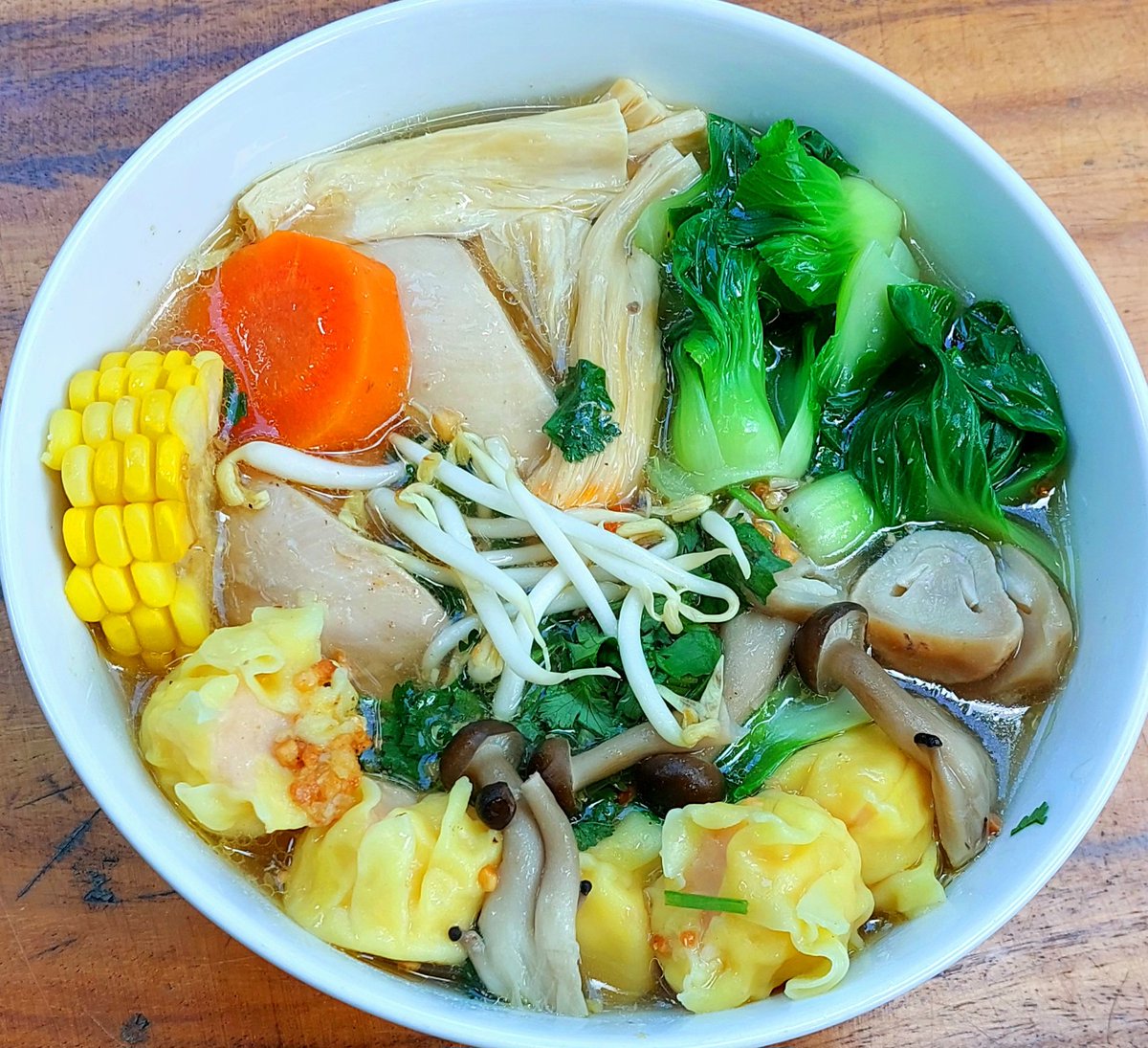 Breakfast/lunch today was chicken soup with shrimp dumplings, dried tofu, bok choy, mushrooms 🤌😊