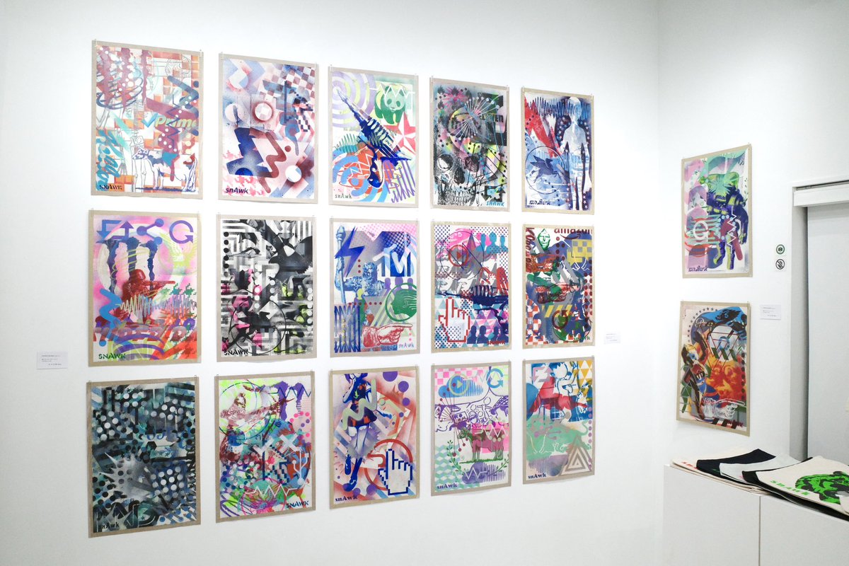 JITSUZAISEIオープンしました！
本日もよろしくお願いいたします。

at any place I.s.s. presents
snAwk個展「The Earth is Flat and I DOOMSCROLL」
2025.10/31(金)~11/16(日)※火水休廊
14:00~19:00/BAR19:00~

作品はネットからも購入可能です。
▼ONLINE SHOPはこちら
jitsuzaisei.official.ec