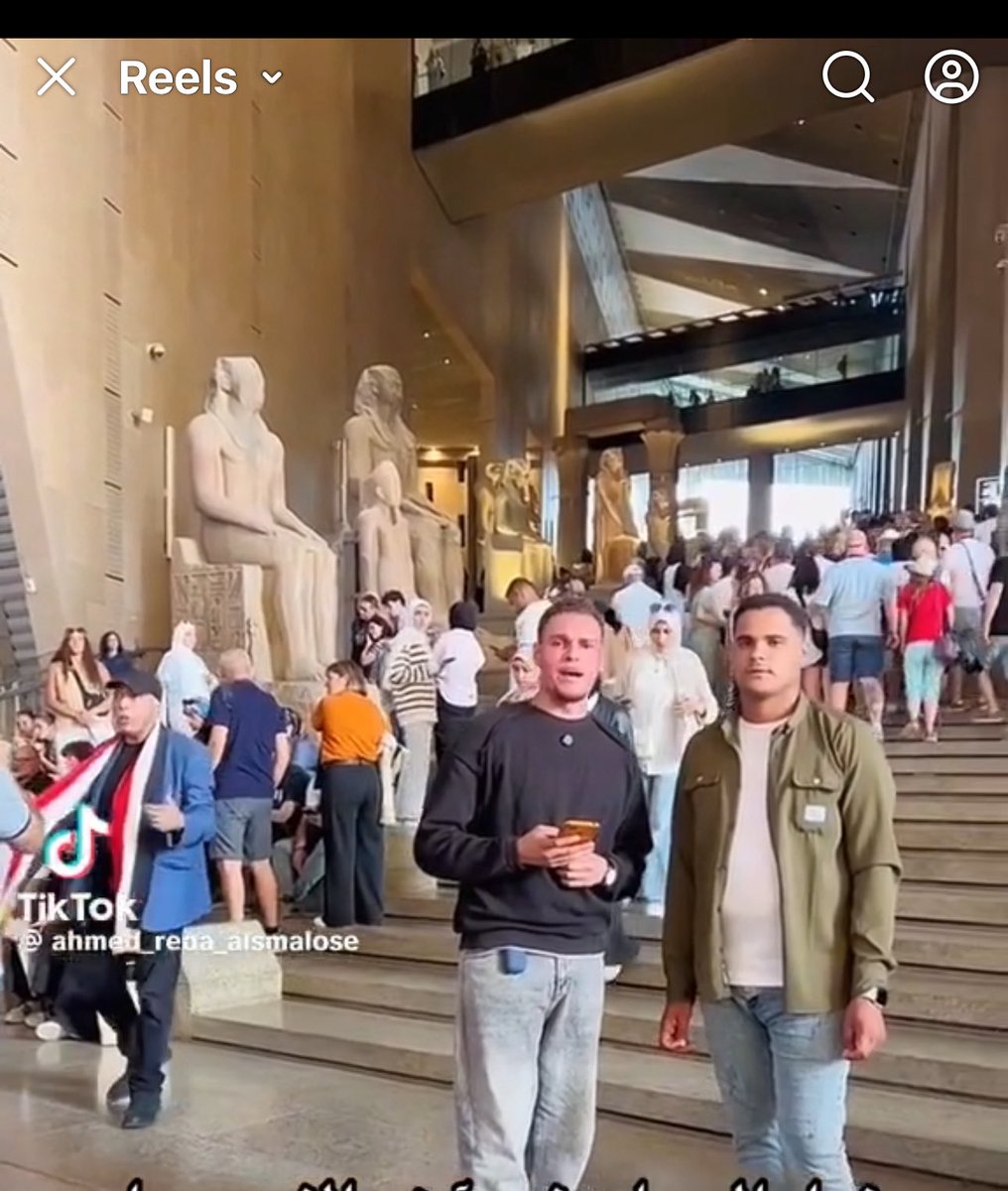 عندما علا صوت المصريين لاسترداد أثارنا المنهوبة ومنهم حجر رشيد والسفله في حالة هياج وتعليقات الشعب الانجليزي الاستعمارية من نوعية المصريين جهلة وبيعتبروا الآثار كفر وهيكسروا الآرث الانساني وطبعا كده عرفنا ليه الكلاب السعودية والفتاوي لحد قراءة القرآن بالمتحف ومين بيشغل العرايس