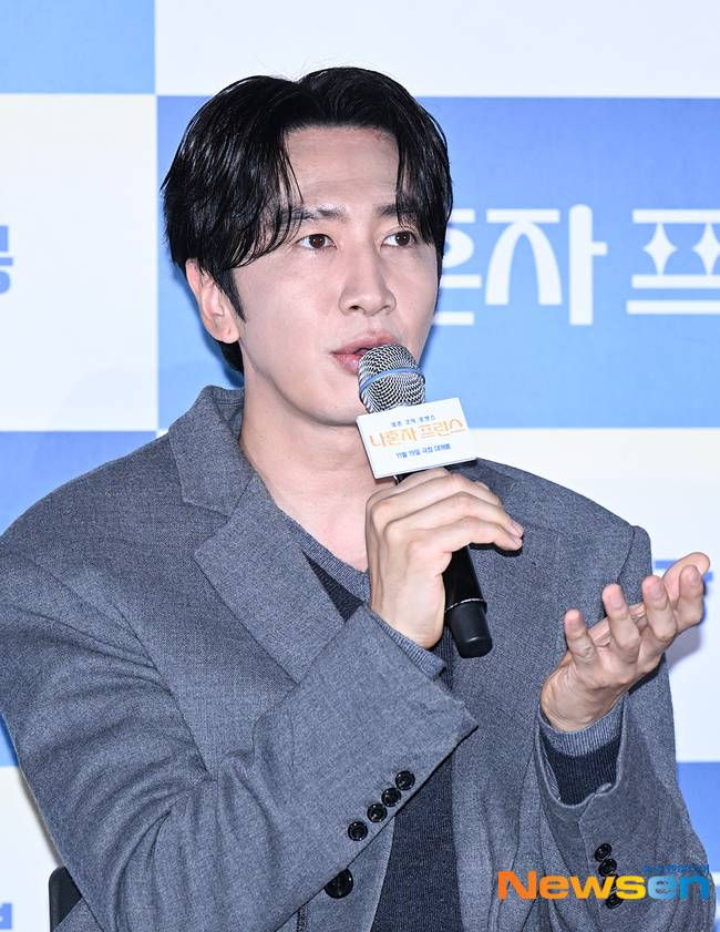 tang__kira's tweet photo. Lee Kwangsoo berterimakasih ke Running Man dan Vietnam yang pertama kali ngasih panggilan Asia Prince ke dia. Makanya untuk film Love Barista (yang syuting di Vietnam) dia mau nunjukkin yang terbaik.

Pas dia melakukan stage greeting di Vietnam, ada fans yang dulu masih anak sekolah 10 tahun lalu terus fansnya nunjukkin  sekarang udah punya anak. Wah terharu banget Kwangsoo.

https://t.co/8Ma2rmTJqs