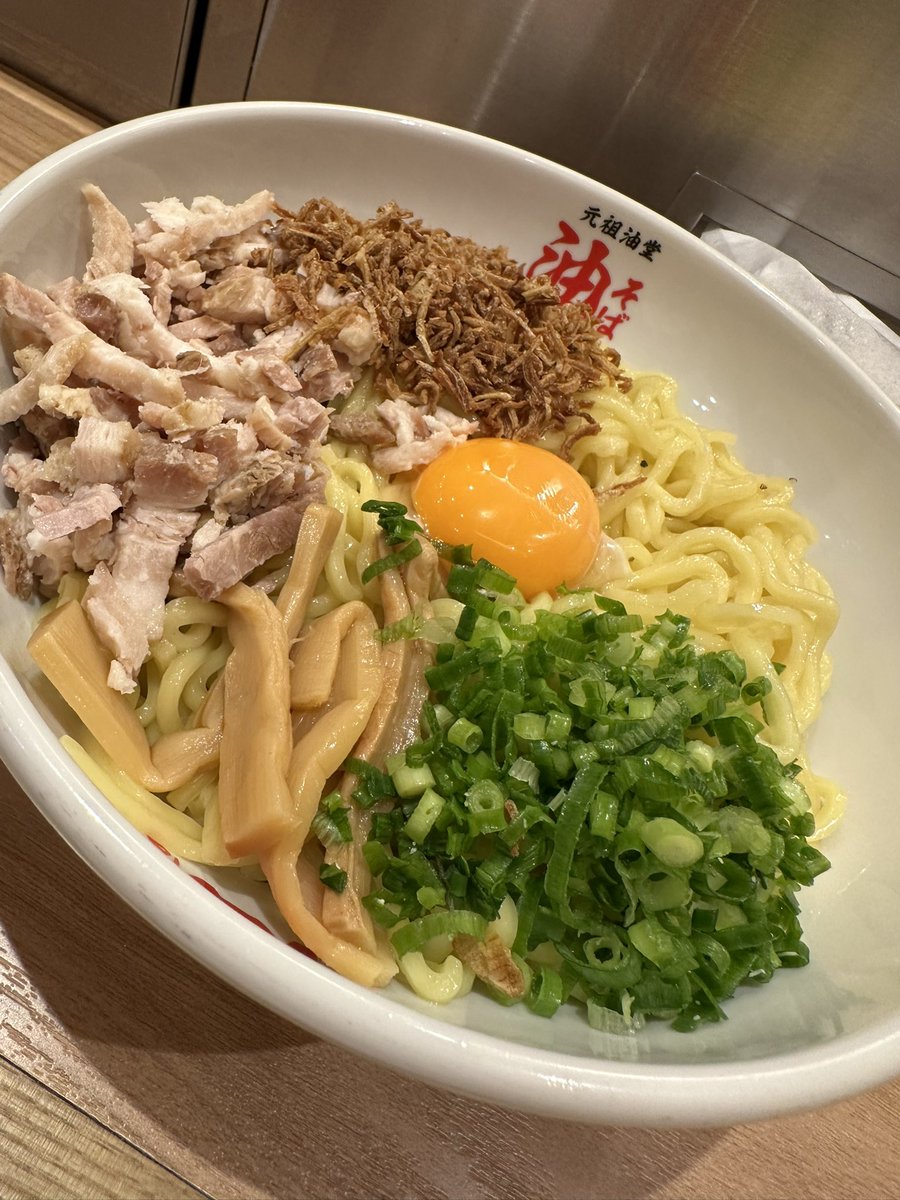 こんめが🦊
特盛の油そばをぺろりとたいらげた次の日に小ラーメンにんにく野菜をぺろりとたいらげられる女は好きですか？とりあえずにんにく臭そうですね