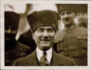SelcukRSirin's tweet photo. Bugün 10 Kasım.
Bugün yalnızca bir yas günü değil; bize bırakılan bir emanetin ve sorumluluğun yeniden hatırlanma günü.
Bilimin, aklın ve adaletin rehberliğinde daha adil ve daha özgür bir ülke inşa etme sorumluluğu.

Saygı, minnet ve özlemle.
Mustafa Kemal Atatürk

#10Kasım https://t.co/qPH6aXnzoW