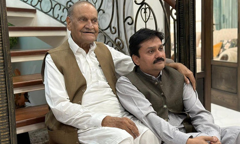 WENewsPk's tweet image. ہمارے انورؔ مسعود
انورؔ مسعود کے لفظوں میں لطافت بھی ہے، بصیرت بھی۔ وہ قہقہے کے دامن میں حکمت کے پھول رکھ دیتے ہیں۔ ان کی گفتگو میں جیسے روشنی ہنستی اور خاموشی بولتی ہے۔ وہ استاد، جس نے نسلوں کو فارسی کی مٹھاس اور پنجابی کی سچائی کا ذائقہ چکھایا۔ وی نیوز کے لیے مشکور علی…