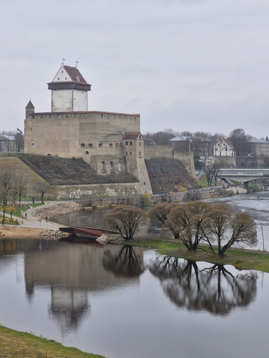 Hiljaista ja kaunista. Marraskuu on upea kuukausi matkailla: muita turisteja ei juuri ole ja hinnat ovat alhaalla. Jos olet eläkkeellä tai muusta syystä päivätyöelämän ulkopuolella, niin lämmin suositus!

Tämä viikko menee Narva-Jõesuussa.
