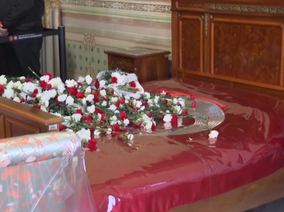 Atatürk'ün hayatını kaybettiği yatağın üzerine karanfiller bırakılmaya başlandı.