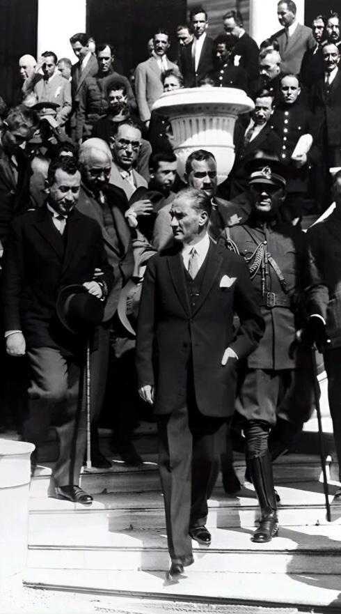 Saygı ve rahmetle
#10Kasım