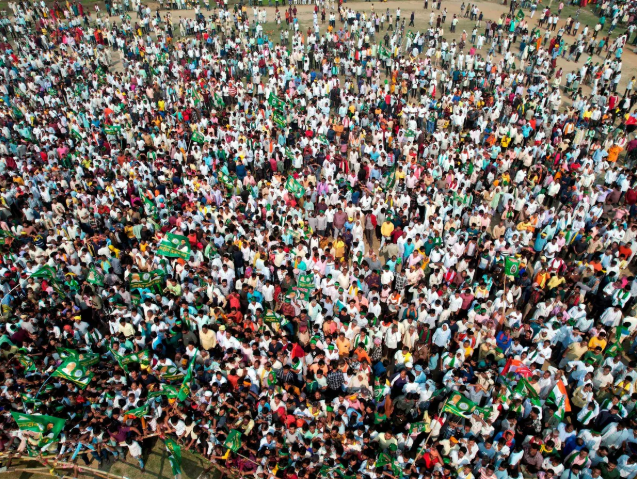 दूसरे चरण की वोटिंग से पहले Bihar में प्रचार-अभियान थम गया है — अब रैलियों की गूंज से मैदान शांत हुआ, और फैसला अब आपकी उंगली और EVM के बटन पर टिका है।

बेहिसाब वादे, आरोप-प्रत्यारोप और आखिरी झोंके के बाद…
अब जुबान थमी है, वोटिंग का वक्त; सत्ता-किस्मत की बाज़ी अंतिम मोड़ पर है।