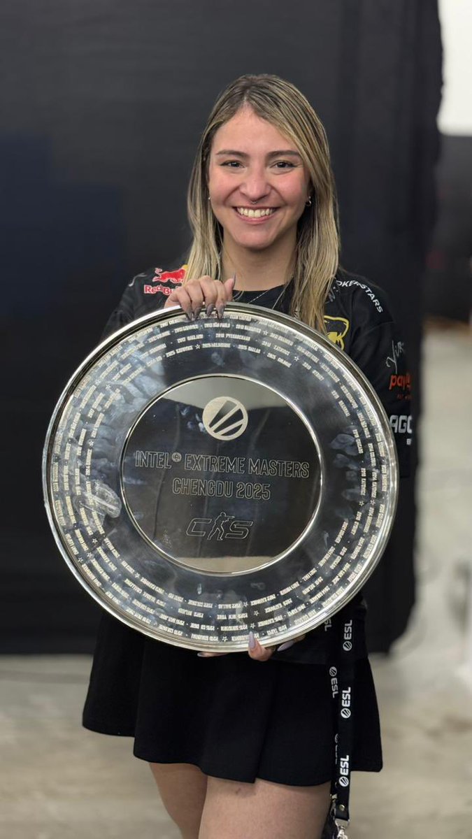 ggpirulita's tweet image. Essa vai ser minha foto oficial de todos os lugares. E SIM EU GRITO MESMO, VAMO @FURIA ❤️🇧🇷